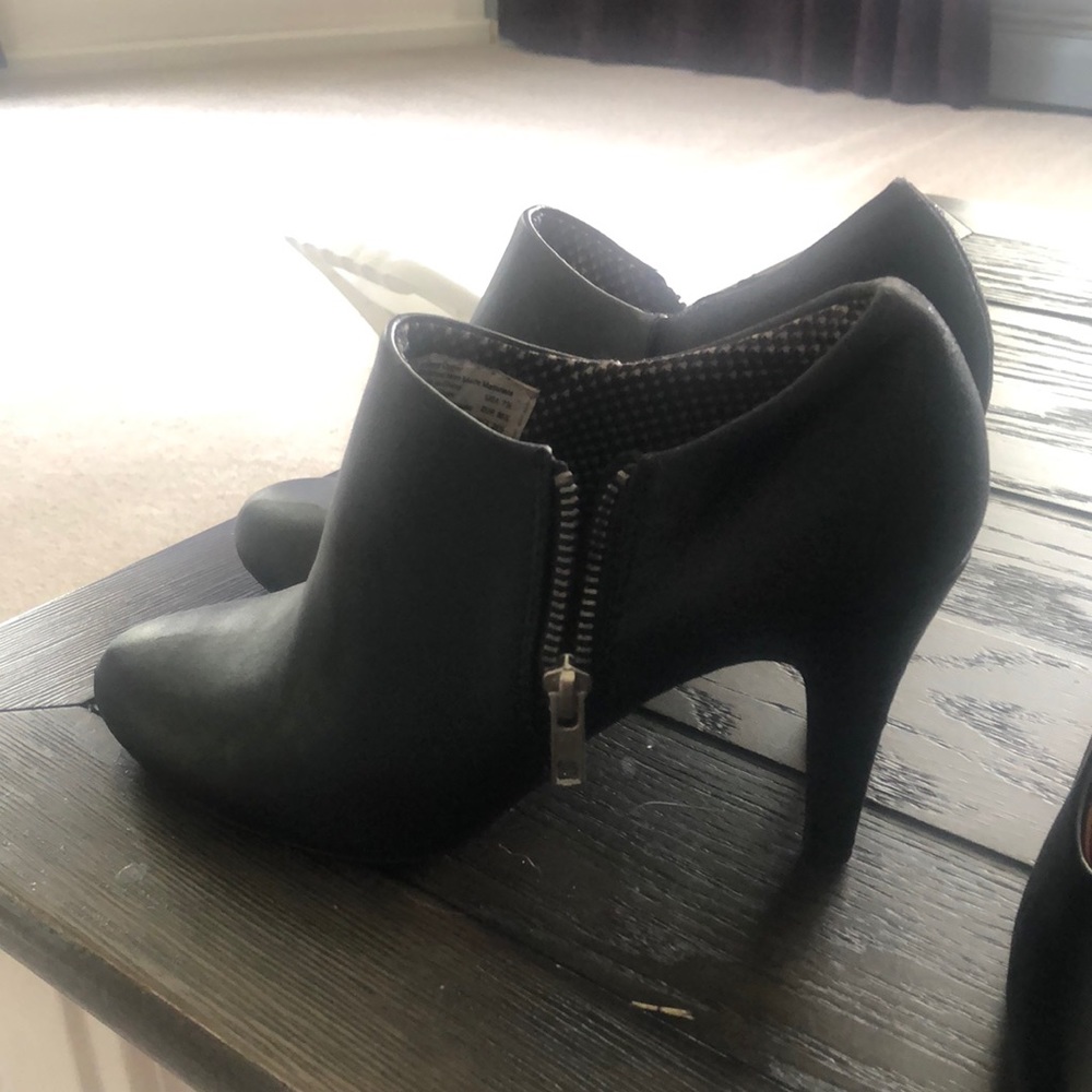 Dexflex comfort ankle boots in black with side zipper